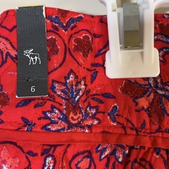 NWT. Abercrombie & Fitch 6 Red Floral Print Quilted Mini Skirt. - Picture 9 of 9